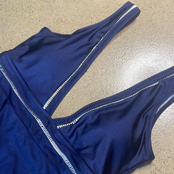 NEW Cupshe Navy blue one piece swimsuit with white embroidered trim sz M - Picture 3 of 8